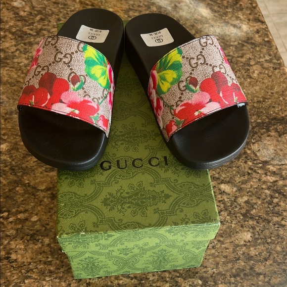 NEW in BOX Gucci Black Floral Slides with Floral Accents